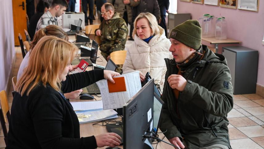 <p>Menschen registrieren sich in Moskau für die Wahl.</p>