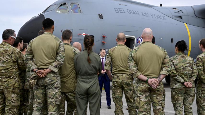 <p>Premierminister Alexander De Croo spricht während seines Auslandsbesuchs in Nahost auf einer jordanischen Basis zu Helfern der belgischen Luftstreitkräfte.</p>