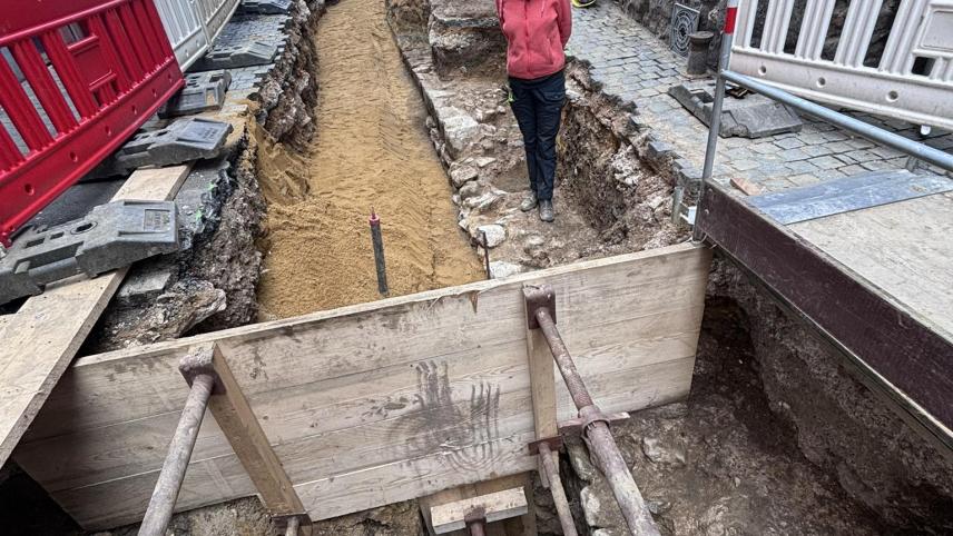 <p>„Während der Reparatur eines Kanalhausanschlusses wurde das Fundament eines mächtigen Mauerwerks freigelegt, das aufgrund der Bautechnik römischer Zeitstellung sein muss“ erläutert Dr. Donata Kyritz von der archäologischen Firma sk ArcheoConsult.</p>