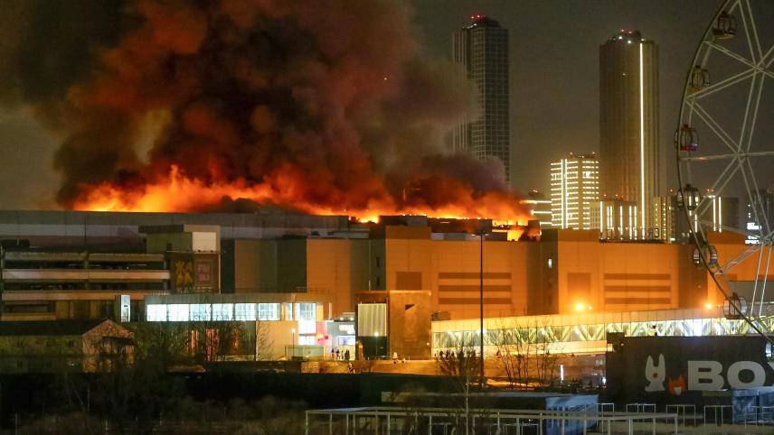 <p>Die Crocus City Hall am westlichen Rand von Moskau stand lichterloh in Flammen.</p>