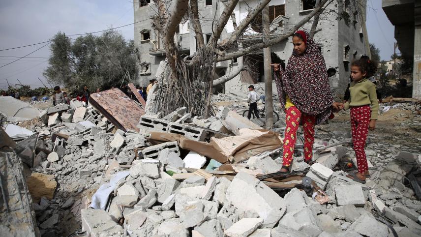 <p>Palästinenser inspizieren die Ruinen eines Wohnhauses nach einem israelischen Luftangriff im südlichen Gazastreifen.</p>