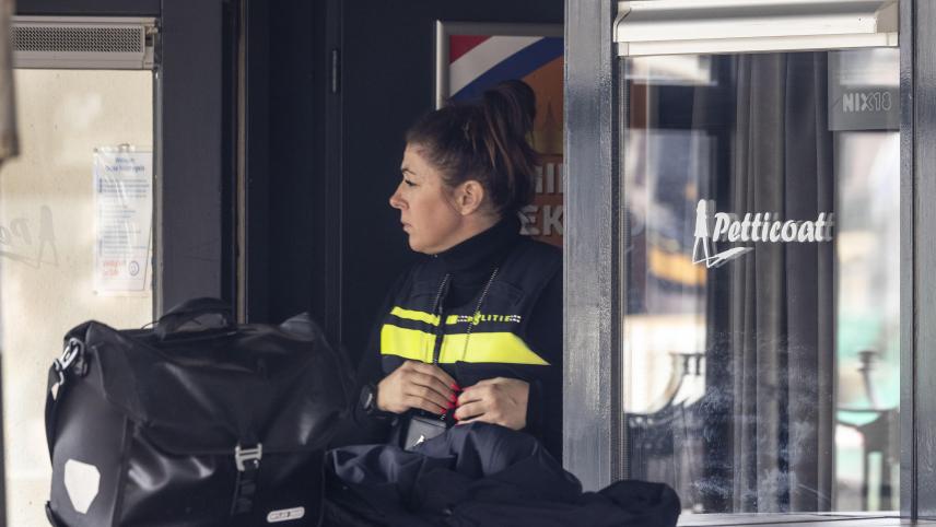<p>Eine Polizistin am Eingang zum Café Petticoat, während im Gebäude Spuren gesichert werden.</p>