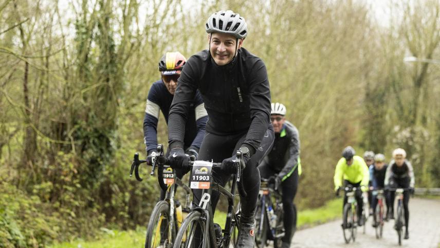 <p>Premierminister Alexander de Croo in Aktion bei einer Veranstaltung für Radsportamateure am Samstag auf einem Teilstück der Flandern-Rundfahrt.</p>
