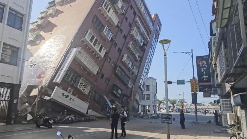 <p>Auf diesem Bild aus einem Video des Fernsehsenders TVBS ist ein teilweise eingestürztes Gebäude in Hualien im Osten Taiwans zu sehen.</p>
