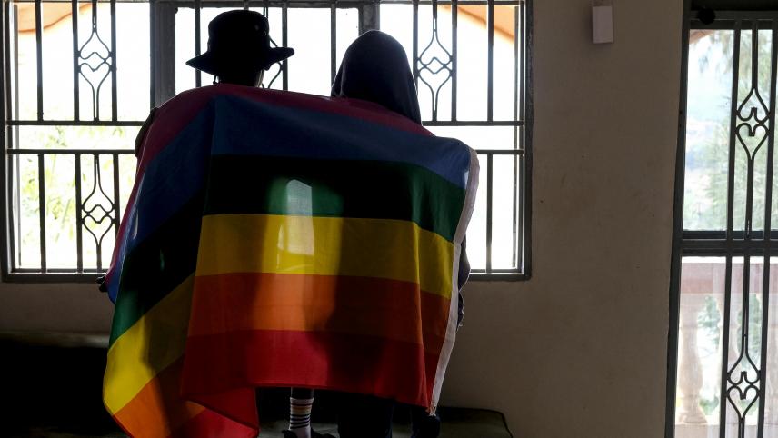 <p>Ein Paar bedeckt sich in Uganda mit einer Pride-Fahne.</p>