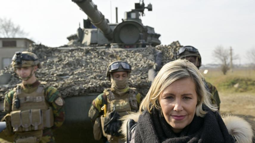 <p>Verteidigungsministerin Dedonder bei einem Besuch belgischer Truppen in Rumänien</p>