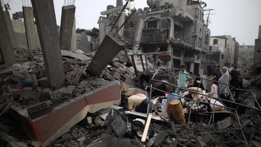 <p>Menschen suchen in den Trümmern eines zerstörten Gebäudes nach einem Luftangriff im Flüchtlingslager Maghazi im Zentrum des Gazastreifens.</p>
