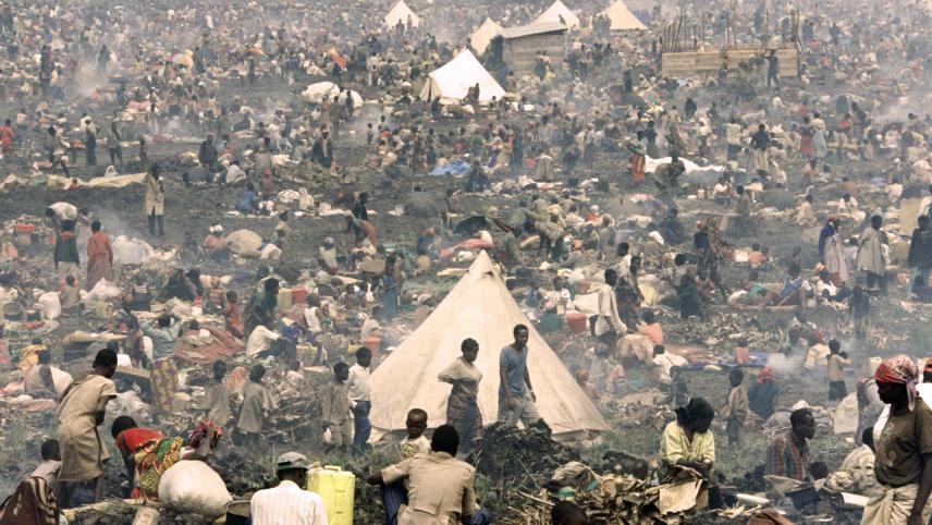 <p>Der Völkermord in Ruanda destabilisierte die gesamte Region der Großen Afrikanischen Seen. Mehr als zwei Millionen Ruander flohen im Sommer 1994 außer Landes (hier ein Flüchtlingslager im Osten von Zaire, heute Kongo).</p>