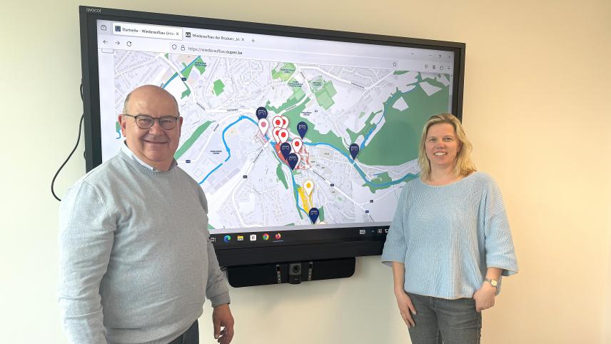 <p>Bauschöffe Michael Scholl und Bürgermeisterin Claudia Niessen stellten am Donnerstag die „interaktive Karte“ zum Wiederaufbau der Unterstadt vor.</p>