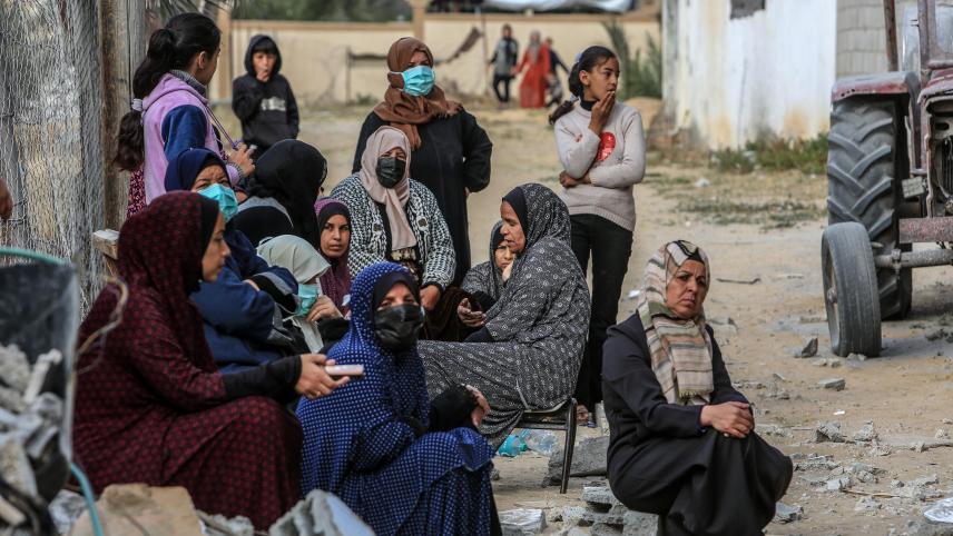 <p>Palästinensische Gebiete, Rafah: Palästinensische Frauen sitzen nach einem israelischen Luftangriff um ein zerstörtes Haus einer Familie.</p>