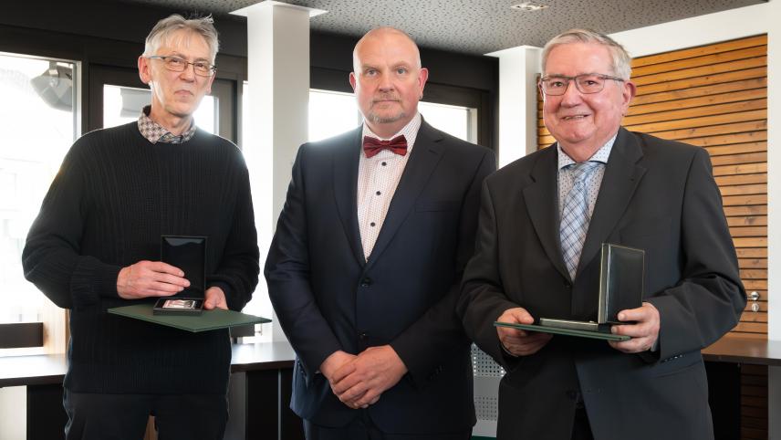 <p>ZVS-Präsident Dr. Jens Giesdorf (Mitte) überreichte Walter Langer (r.) und Hugo Lampertz die Urkunde sowie die Medaille.</p>