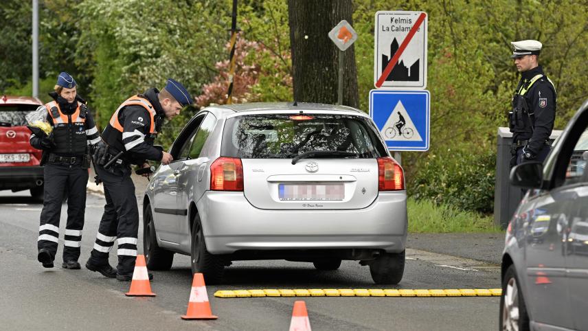 <p>Polizisten der Zone Weser-Göhl am Dienstag in Kelmis im Einsatz.</p>