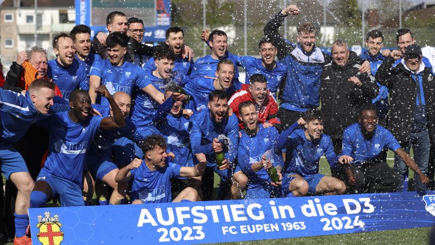 <p>Feucht-fröhliche Party: Der FC Eupen bejubelt seinen Premierenaufstieg in die Nationalklassen.</p>