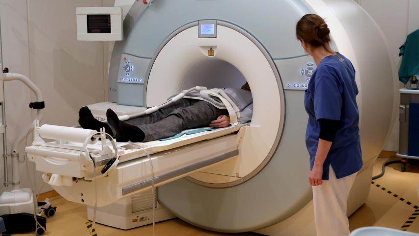 <p>In der Radiologie einer Universitätsmedizin wird die Untersuchung eines Patienten an einem MRT vorbereitet.</p>