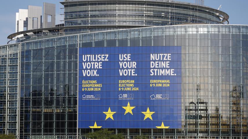 <p>Eine riesiges Transparent mit der Aufschrift „Utilisez votre voix, use your voice, nutze Deine Stimme“ am EU-Parlament in Straßburg.</p>