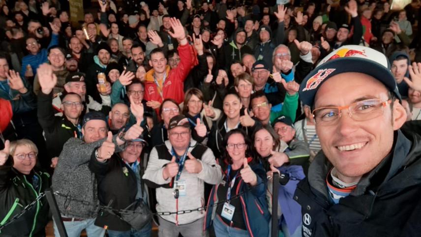 <p>Selfie von Neuville mit seinen ostbelgischen Fans.</p>