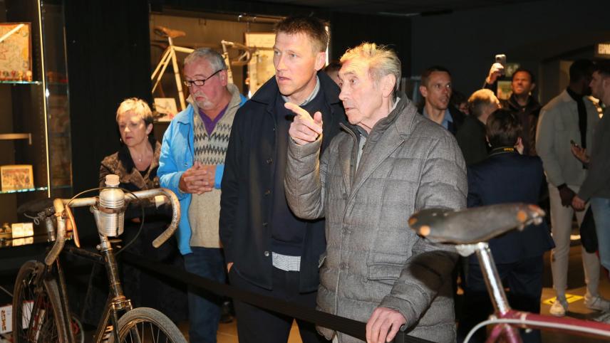 <p>Radsportlegende Eddy Merckx schaute sich die Ausstellung mit seinem Sohn Axel an.</p>