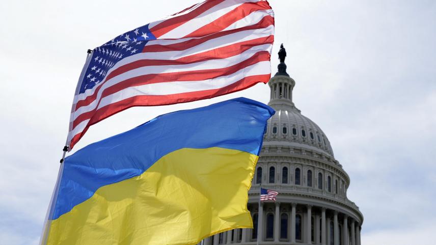 <p>Die US-amerikanische und die ukrainische Flagge wehen vor dem Kapitol in Washington im Wind.</p>