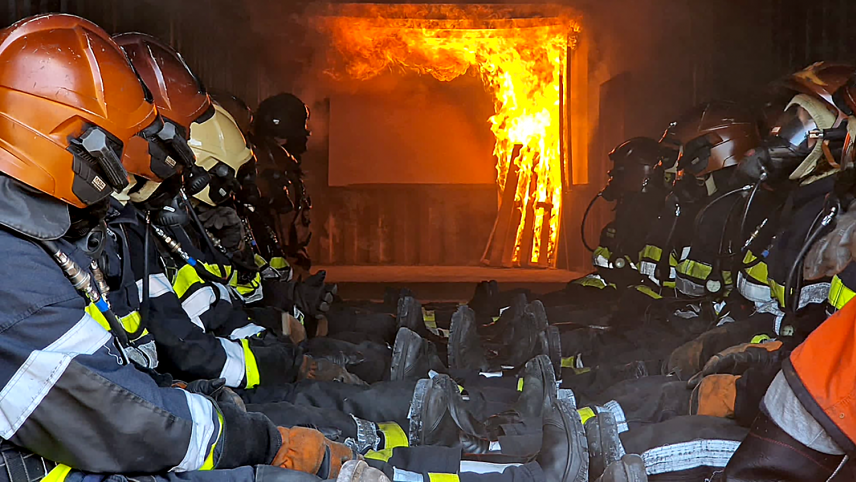<p>Die Kadettenausbildung besteht zu einem großen Teil aus praktischen Übungen, die die Feuerwehrleute auf ihre Aufgaben vorbereiten sollen.</p>