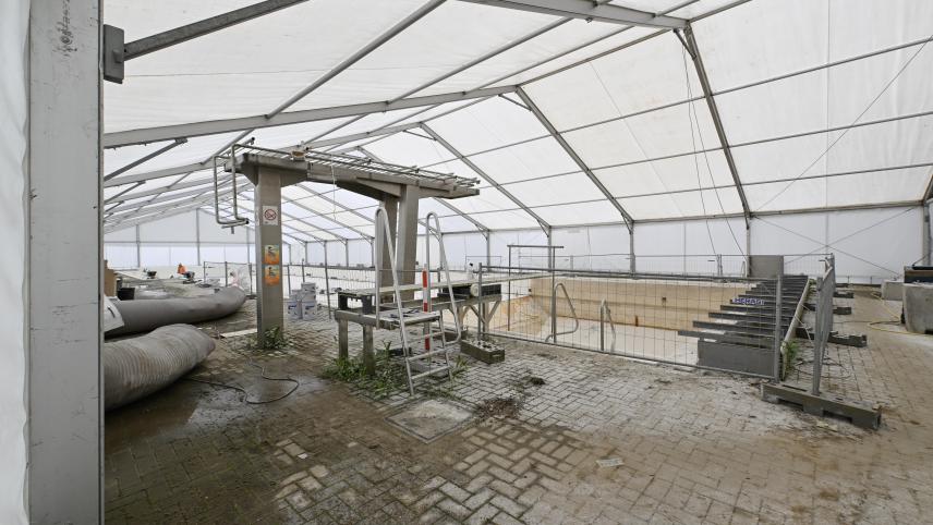 <p>Das Außenbecken des Wetzlarbads wird seit einigen Wochen durch ein Zelt geschützt. So lassen sich die Arbeiten witterungsunabhängig durchführen.</p>
