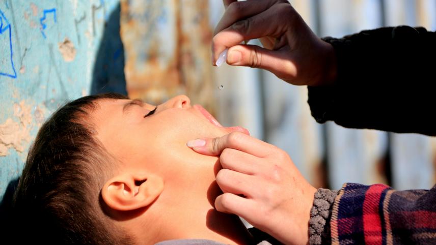 <p>Ein Gesundheitsarbeiter verabreicht einem Kind während einer Kampagne gegen Polio eine Dosis des Polio-Impfstoffs.</p>