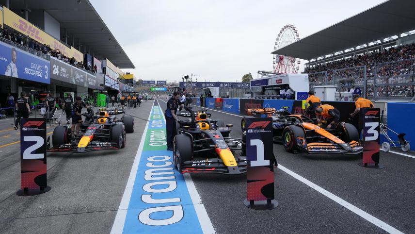 <p>Das Auto des Red-Bull-Piloten Max Verstappen steht auf dem Suzuka Circuit in der Mitte zwischen dem Wagen von Red-Bull-Pilot Sergio Perez (links) und dem Boliden von McLaren-Pilot Lando Norris (rechts).</p>