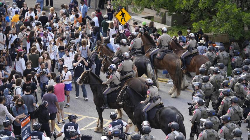 <p>Polizisten versuchen, einen pro-palästinensischen Protest an der Universität von Texas aufzulösen.</p>