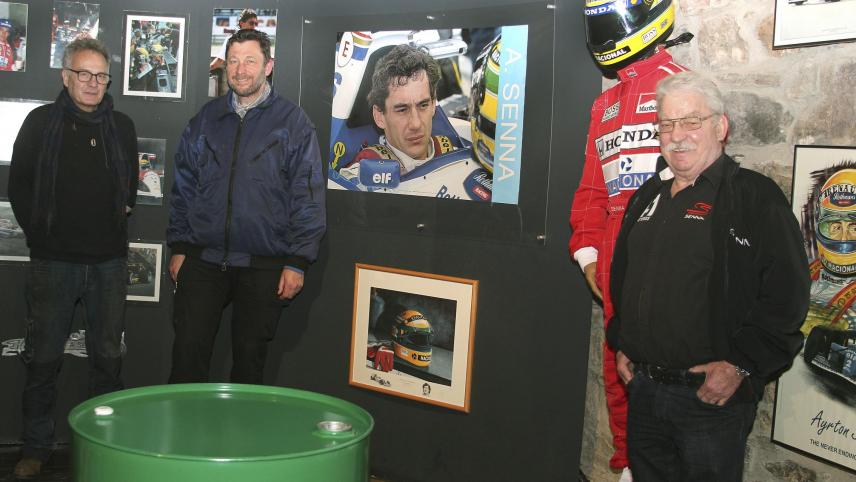 <p>Auf die neue Senna-Schau im Motorsportmuseum in Stavelot freuen sich Direktor Jean-Claude Mathoul, Kustos Pierre Christophe und Sammler Alfred Fohnen (v.l.n.r.).</p>