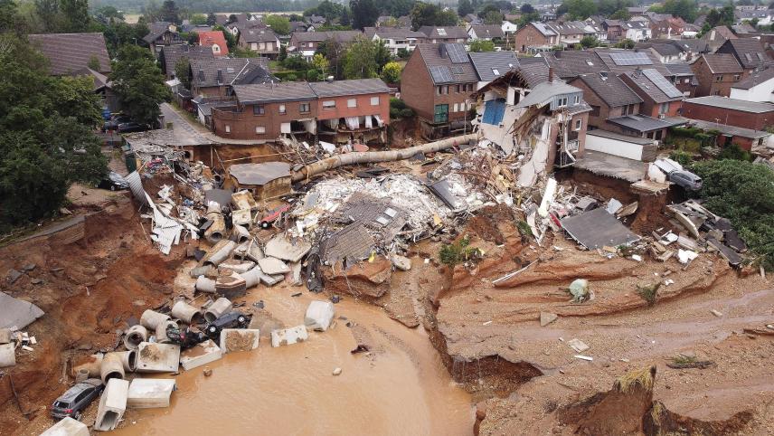 <p>Eine Drohnen-Aufnahme zeigt das Ausmaß der Zerstörung nach dem Unwetter in Erftstadt. In der Nacht vom 14. auf den 15. Juli 2021 verwüstet eine Jahrhundertflut Teile von Nordrhein-Westfalen, 49 Menschen kamen ums Leben.</p>