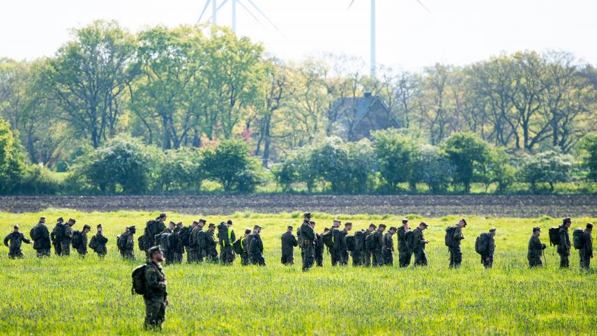 <p>Bundeswehrsoldaten suchen mit einer Menschenkette auf einem Feld nach einem vermissten Jungen. er sechs Jahre alte Arian aus Elm wird weiter vermisst.</p>