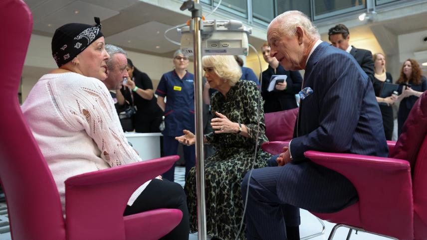 <p>König Charles III. (vorne, rechts) und Königin Camilla (hinten, rechts) von treffen die Patientin Lesley Woodbridge, die die zweite Runde der Chemotherapie gegen ein Sarkom erhält, und ihren Ehemann Roger Woodbridge während eines Besuchs im Macmillan Cancer Centre des University College Hospitals.</p>