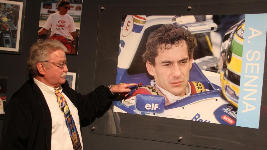 <p>Senna-Fan Alfred Fohnen zeigt auf ein Porträt seines Idols bei der neuen Ausstellung im Rennsportmuseum in Stavelot.</p>