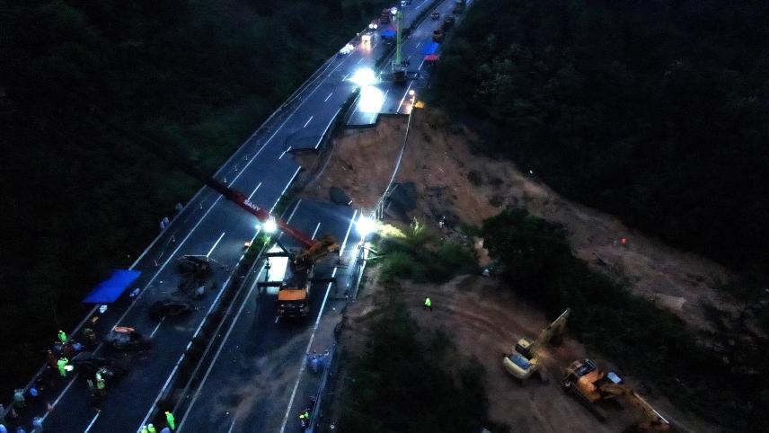 <p>Rettungskräfte arbeiten an der Unfallstelle des Einsturzes einer Schnellstraße auf der Meizhou-Dabu Schnellstraße in Meizhou in der südchinesischen Provinz Guangdong.</p>