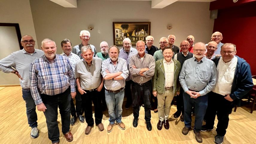 <p>Die ehemaligen Schüler des Collège Patronné beim Gruppenfoto anlässlich der Feier „50 Jahre Abitur“ im Hotel-Restaurant Tychon in Eynatten (von links nach rechts): Alfred Keutgen, Luc Peters, Walther Collubry, Albert Haas, Heribert Ossemann, Karl-Heinz Pluymen, Edgard Belleflamme, Werner Keutgen, René Van Neuss, Eric Cormann, Werner Müllender, Martin Schoonbroodt, Henri Snackers, Karl-Heinz Pankert, Jean-Pierre Müller, Jean-Marie Schiepers, Hubert Franssen, Norbert Leyens, Gerard Cremer.</p>