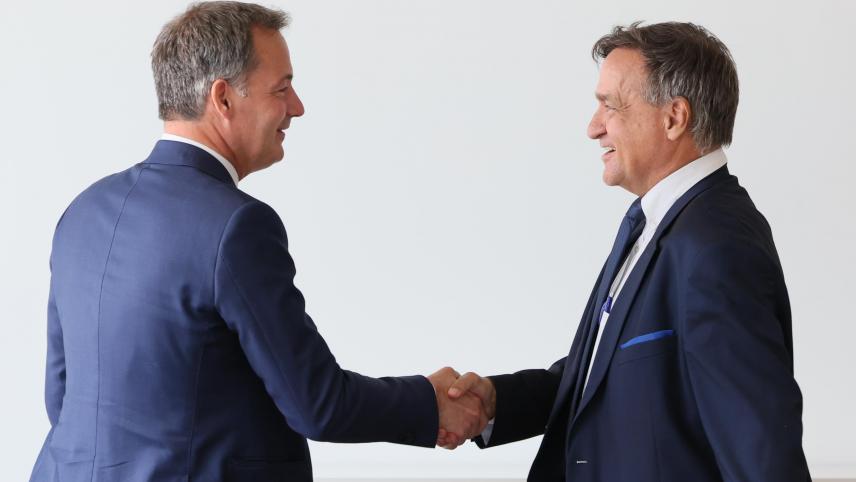 <p>Premier Alexander De Croo (l.) traf am Donnerstag den Geschäftsführer von Audi Brussels, Volker Germann.</p>