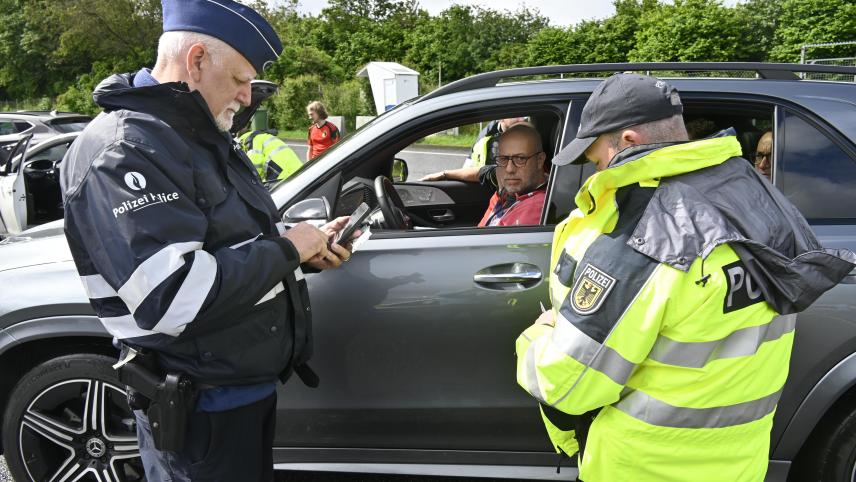 <p>Anlässlich der Fußball-EM führt die Bundespolizei noch bis zum 19. Juli Personenkontrollen an den Grenzen durch. Am Montagmorgen wurden die deutschen Beamten am Autobahngrenzübergang Steinebrück von Kollegen der belgischen Polizeizone Eifel unterstützt.</p>