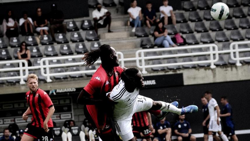 <p>Charles-Cook (rechts) in Aktion konnte am Samstag einen Treffer erzielen.</p>