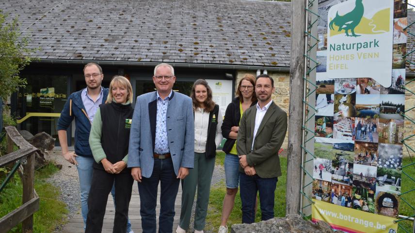 <p>Karl Maréchal, Anouschka Nyssen, Alfred Ossemann, Sarah Guillaume, Charlotte Bontinck und Jérôme Aussems (v.l.n.r.) wollen den Naturpark Hohes Venn – Eifel voranbringen.</p>