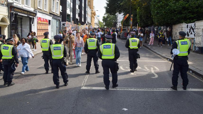<p>Polizeibeamte beobachten die Menschenmenge am zweiten Tag des Notting Hill Carnival. Die jährliche Veranstaltung in Londons beliebtem Stadtteil Notting Hill zieht rund eine Million Menschen an und ist vor allem ein Fest der karibischen Kultur.</p>