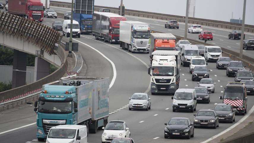 <p>Autos und Lkw fahren über das Viadukt vonVilvoorde.</p>