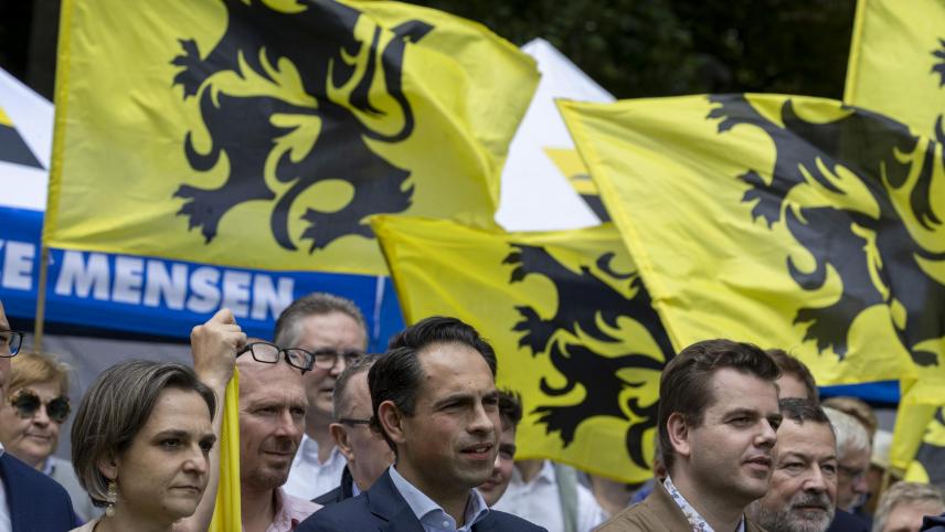 <p>Barbara Pas, Tom Van Grieken und Tom Vandendriessche (v.l.) vom Vlaams Belang während des „Guldensporen“-Treffens der flämischen rechtsextremen Partei am Sonntag, den 07. Juli 2024.</p>