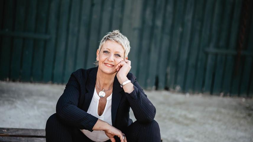 <p>Elke Pelz-Thaller ist Mutter zweier Söhne und wohnt mitihren Schwiegereltern und ihrer Familie auf einem Aussiedlerhof in der Nähe von München.</p>