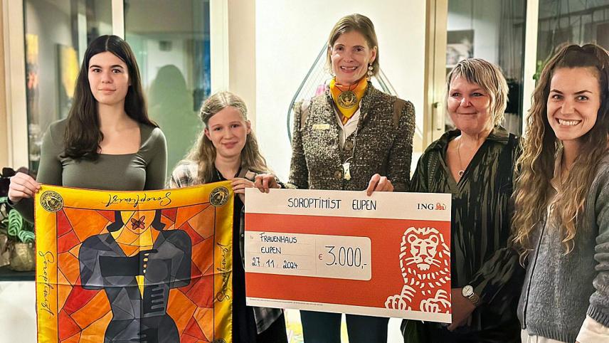 <p>Die limitierte Erstauflage des Seidentuchs ist ausverkauft und brachte einen Erlös in Höhe von 3.000 Euro. Dieser wurde an das Frauenhaus gespendet.</p>