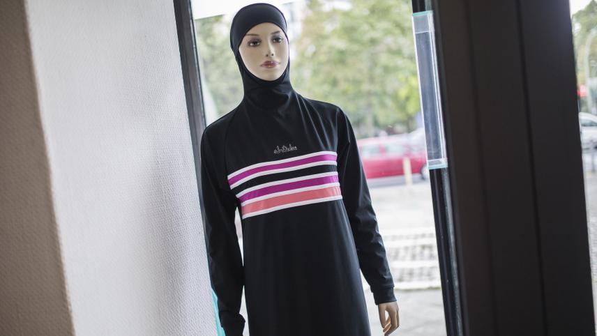 <p>Das Bild zeigt eine Puppe, die einen Burkini trägt. Das Verbot in Schwimmbädern oder am Strand sorgt immer wieder für Debatten.</p>