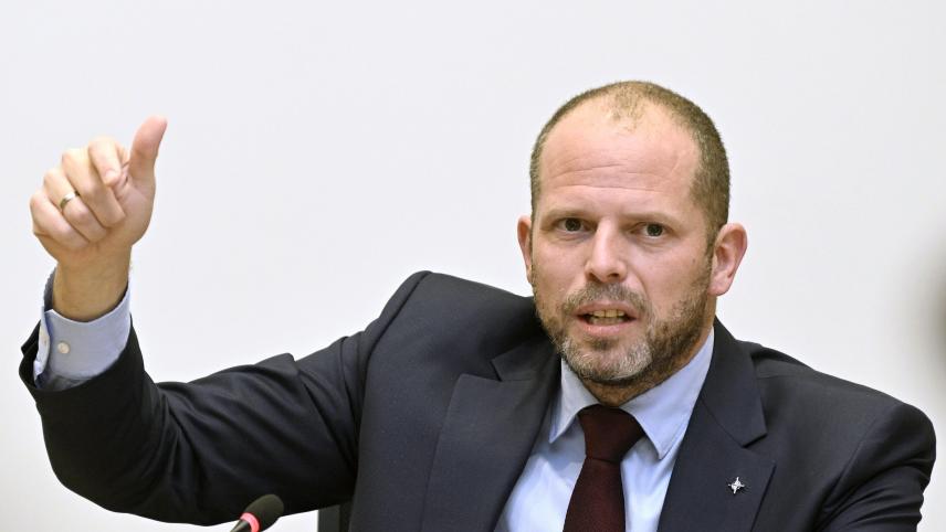 <p>Verteidigungsminister Theo Francken im Kammerausschuss</p>