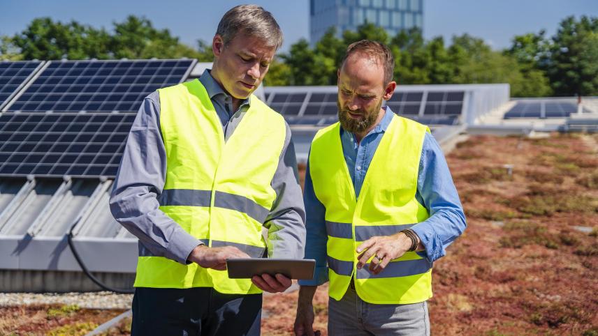 <p>Qualifikationslücke: Viele grüne Berufe, darunter Techniker für Solaranlagen, erfordern eine ständige Weiterbildung.</p>