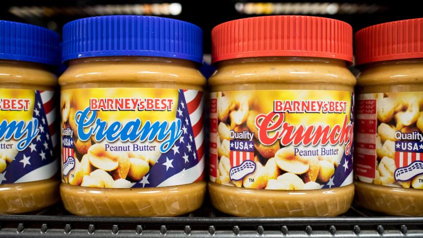 <p>Erdnussbutter aus den USA steht im Regal eines europäischen Supermarktes.</p>