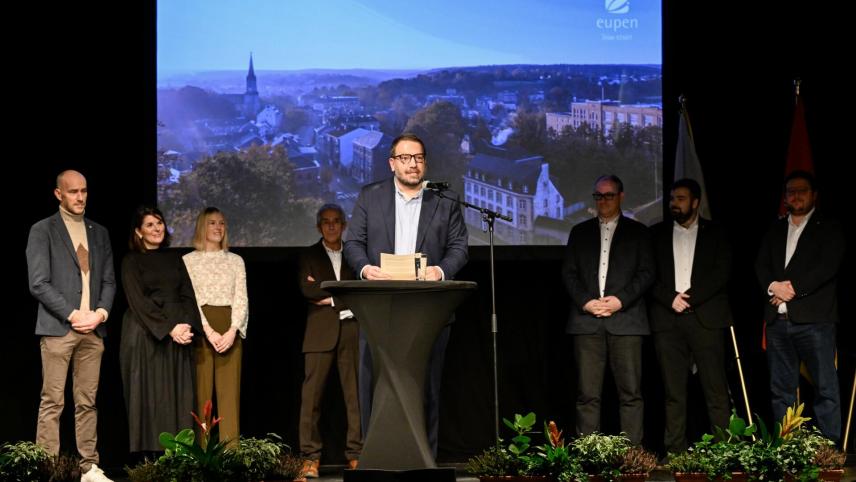 <p>Das Eupener Gemeindekollegium um Bürgermeister Thomas Lennertz beim städtischen Neujahrsempfang</p>