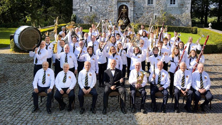 <p>Die Instrumente hoch vor der Kulisse von Schloss Weims: Die Musiker der Harmonie Kettenis haben in diesem Jahr Grund zu feiern.</p>