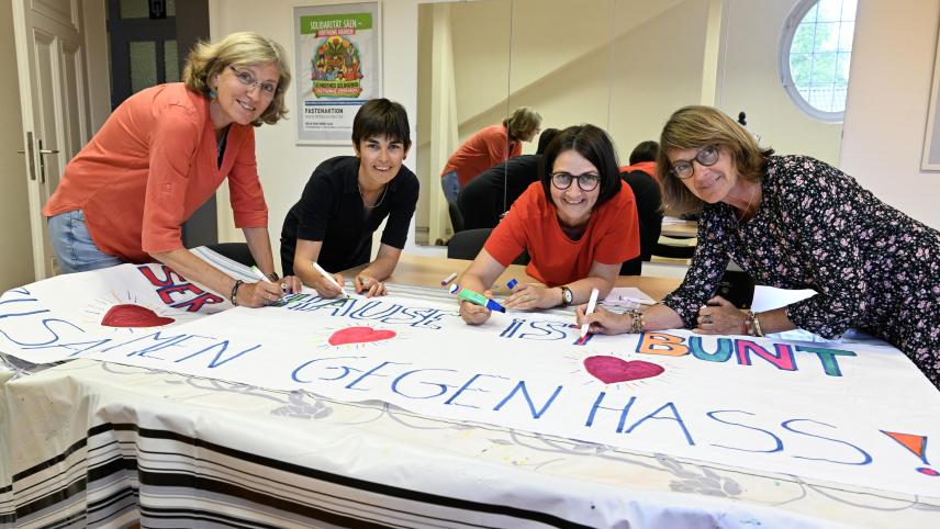 <p>Christiane Villers, Catherine Brüll, Stephanie Kubeil und Bianca Croé (v.l.) wollen ein Zeichen gegen Ausgrenzung setzen.</p>